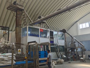 नमक के स्वचालित वजन और बैग पैकेजिंग के लिए पूर्ण औद्योगिक उत्पादन लाइन